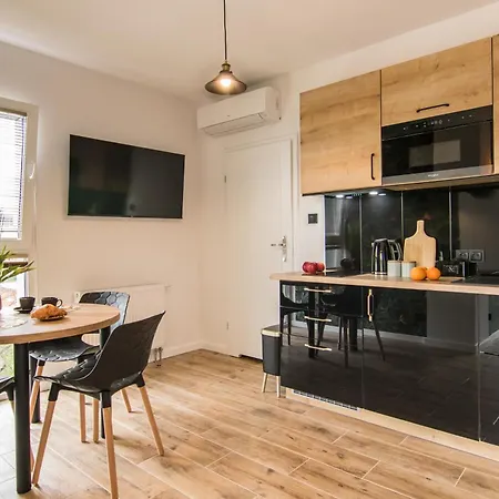 Apartmán Parrot - 77 Wigury - Dostep Na Kod - Parking - Smaczna Kawa - Centrum - Blisko Piotrkowska - Galeria - Widok Na - Klimatyzacja - 7 Pietro - Fv Lodž